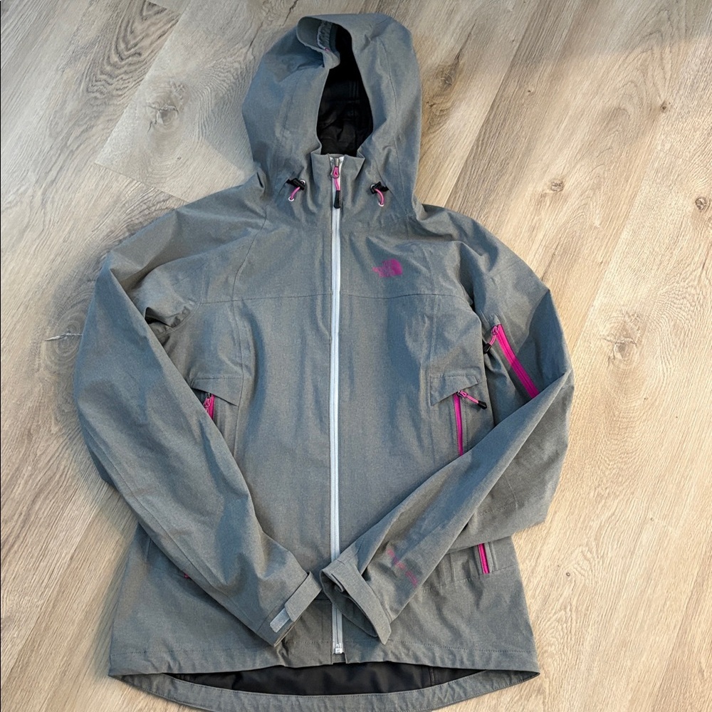 The North Face Women’s HyVent 2.5L jacket size small gray pink outdoors rain